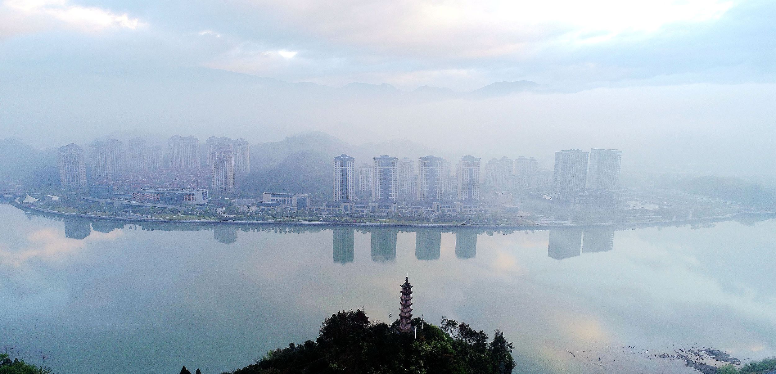 浙江臺州:輕紗薄霧城市宛如仙境